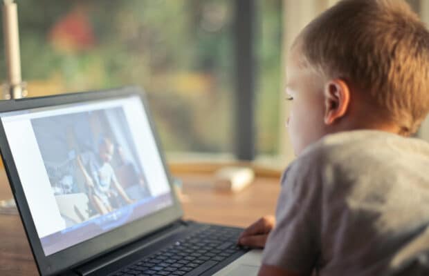 À 9 ans, le fils d’une célèbre star lance sa chaîne YouTube et c’est étonnant !