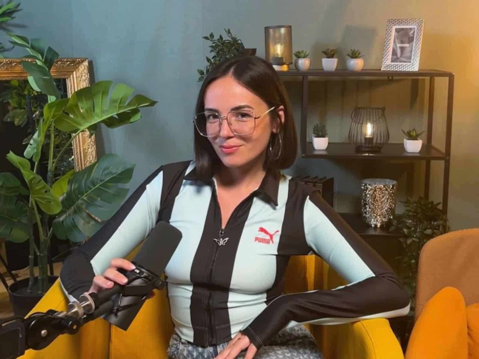 Agathe Auproux : elle affiche un abonné qui lui envoie des photos