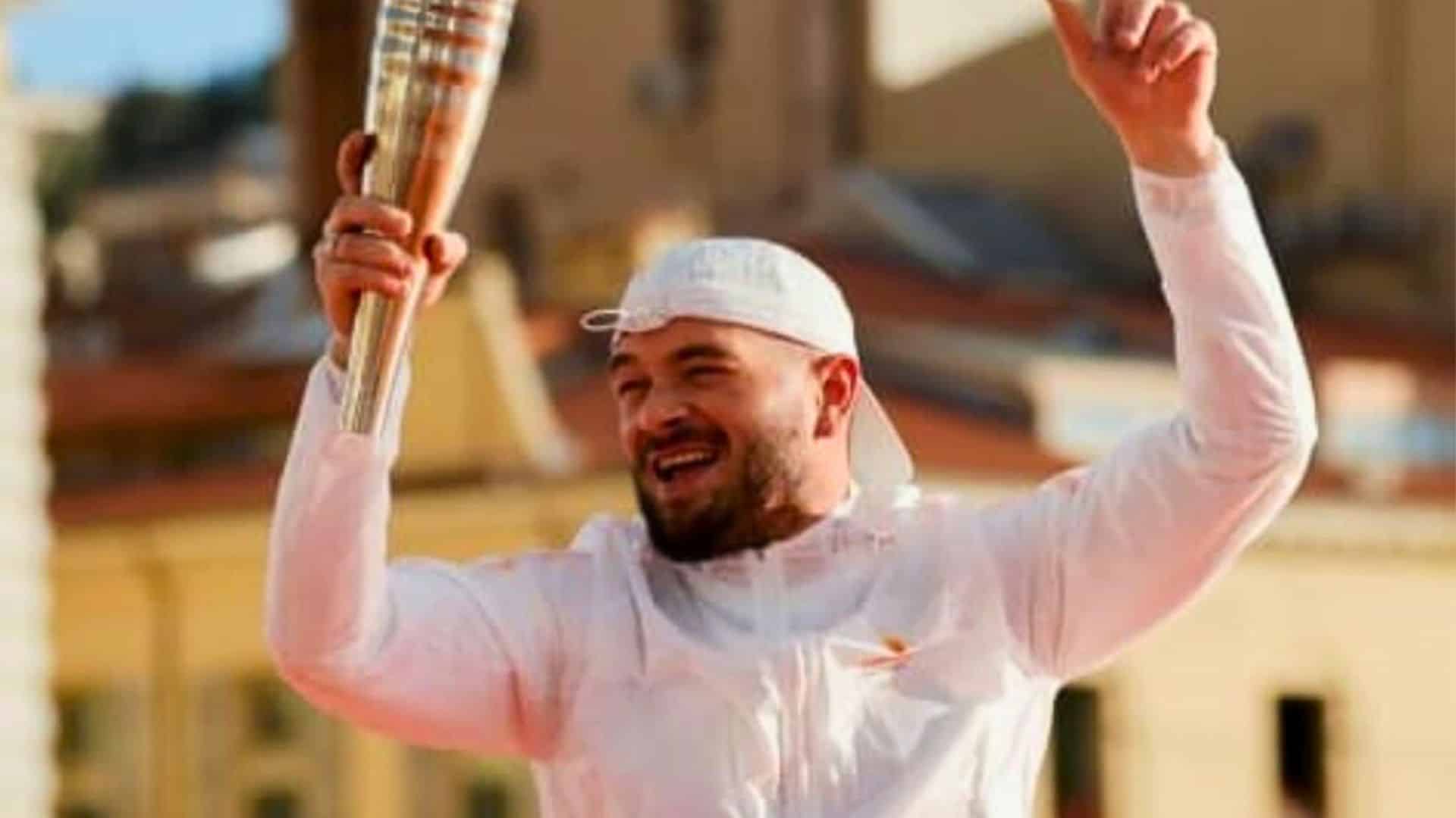 Jul : après avoir allumé le chaudron olympique, le chanteur fait réagir la Toile