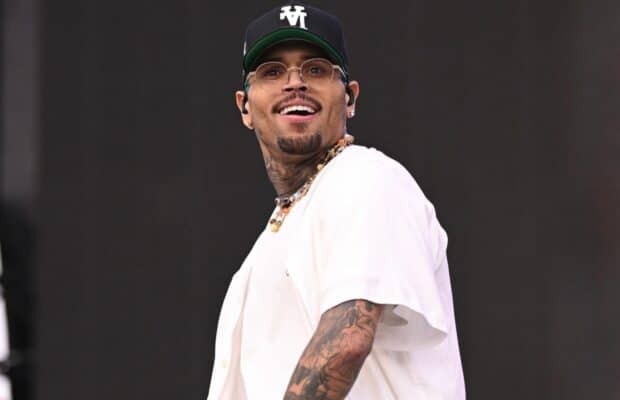 Chris Brown : le chanteur en montre un petit peu trop lors d’un concert
