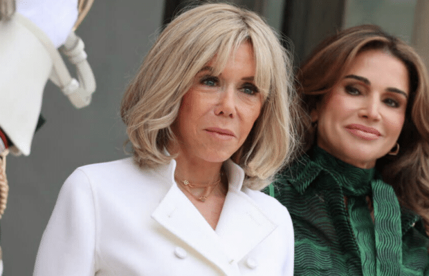 Brigitte Macron : en mini jupe, le récent et total look blanc de la Première dame épate
