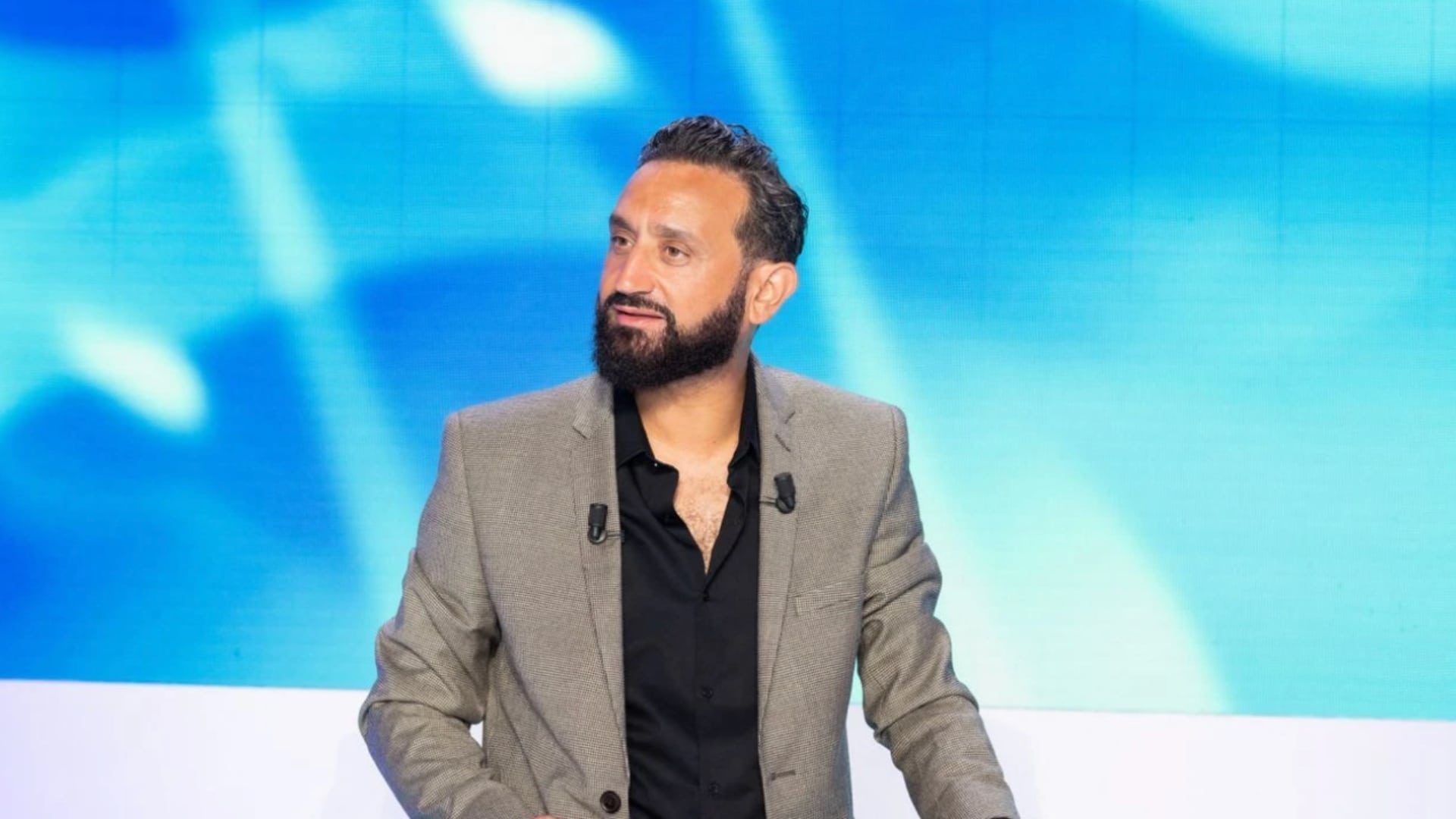 Cyril Hanouna reste en France : l’animateur serait "convoqué devant le tribunal correctionnel"