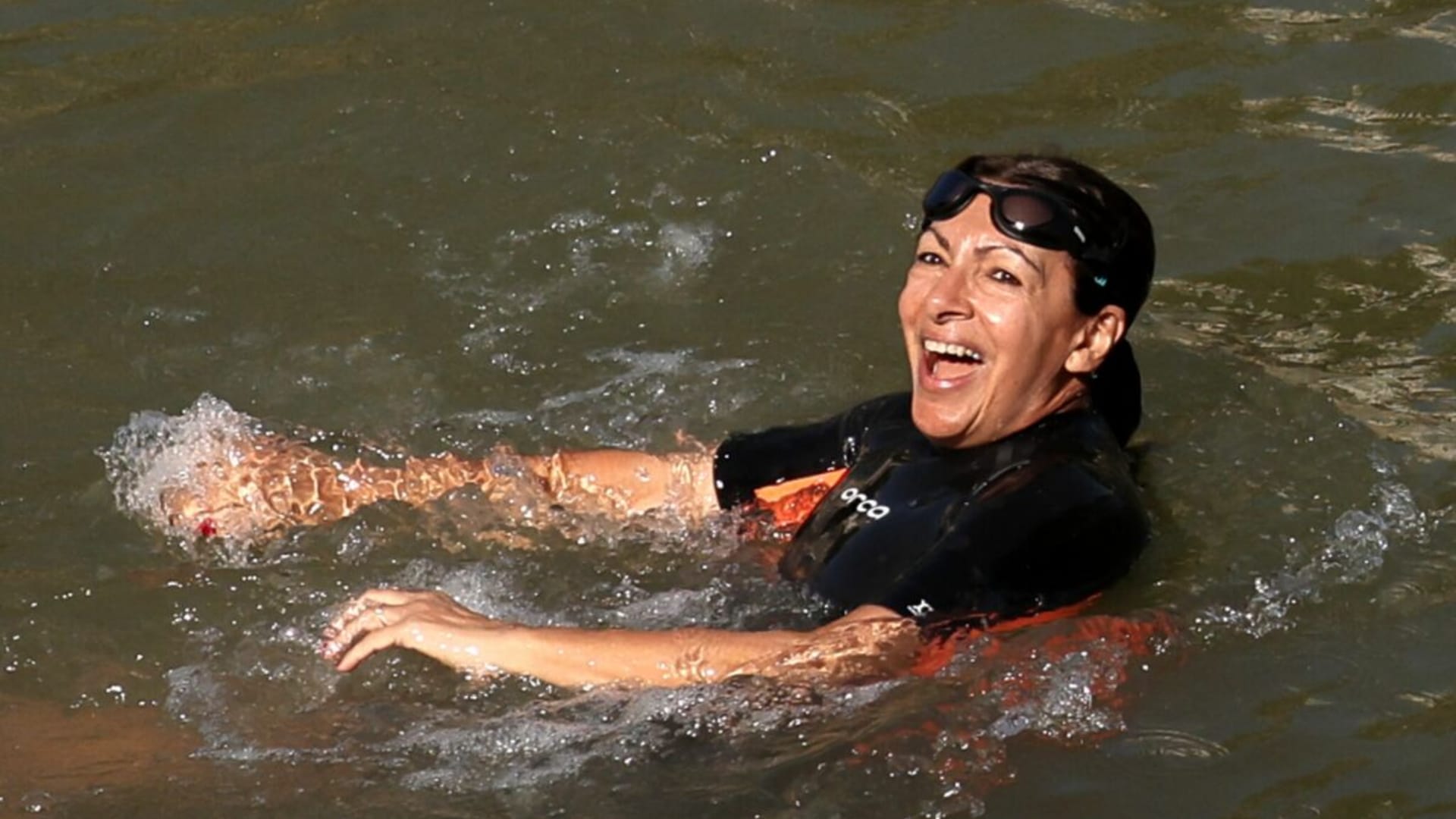 Anne Hidalgo dans la Seine : les internautes remarquent un objet à côté d’elle