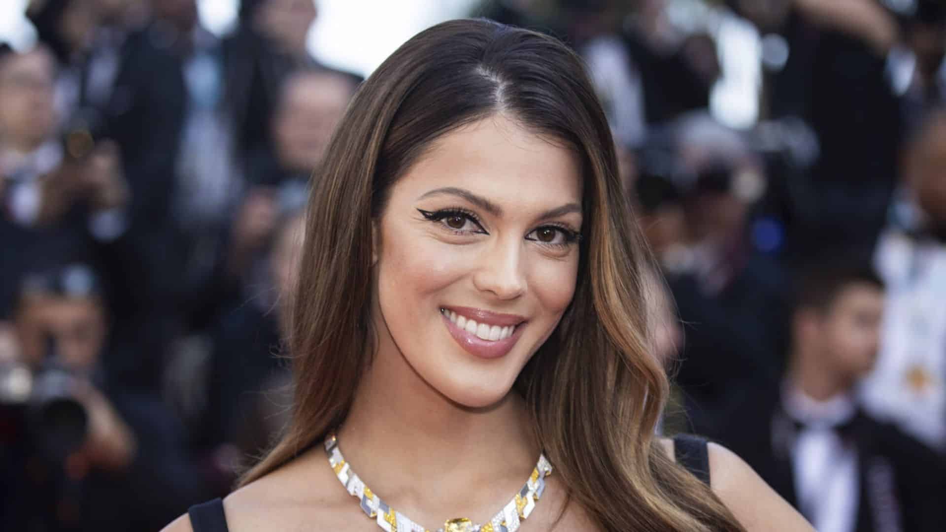 Iris Mittenaere : elle se moque d’elle-même dans un taxi