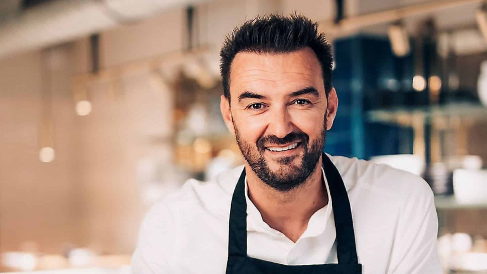 Cyril Lignac : le chef cuisinier se montre avec son fils et sa compagne comme rarement