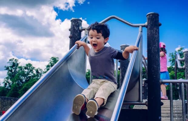 Toulouse : un enfant de 2 ans joue sur un toboggan et se retrouve brûlé au troisième degré