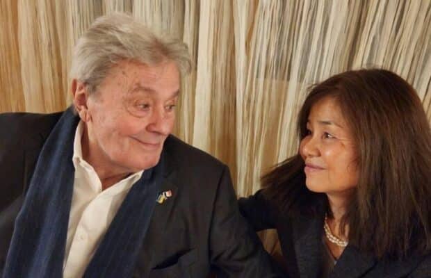 "On a détruit ma vie" : 1 mois après le décès d'Alain Delon, sa compagne Hiromi Rollin se confie