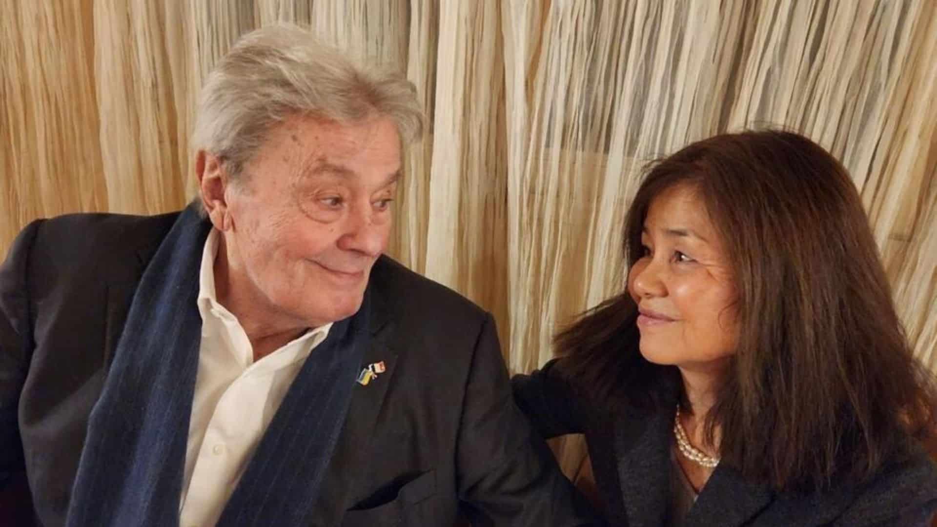 "On a détruit ma vie" : 1 mois après le décès d'Alain Delon, sa compagne Hiromi Rollin se confie