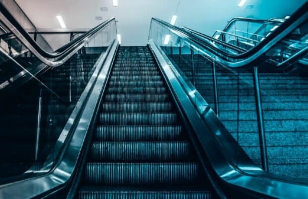 Sarthe : une fillette fait une grosse chute après avoir été soulevée par un escalator