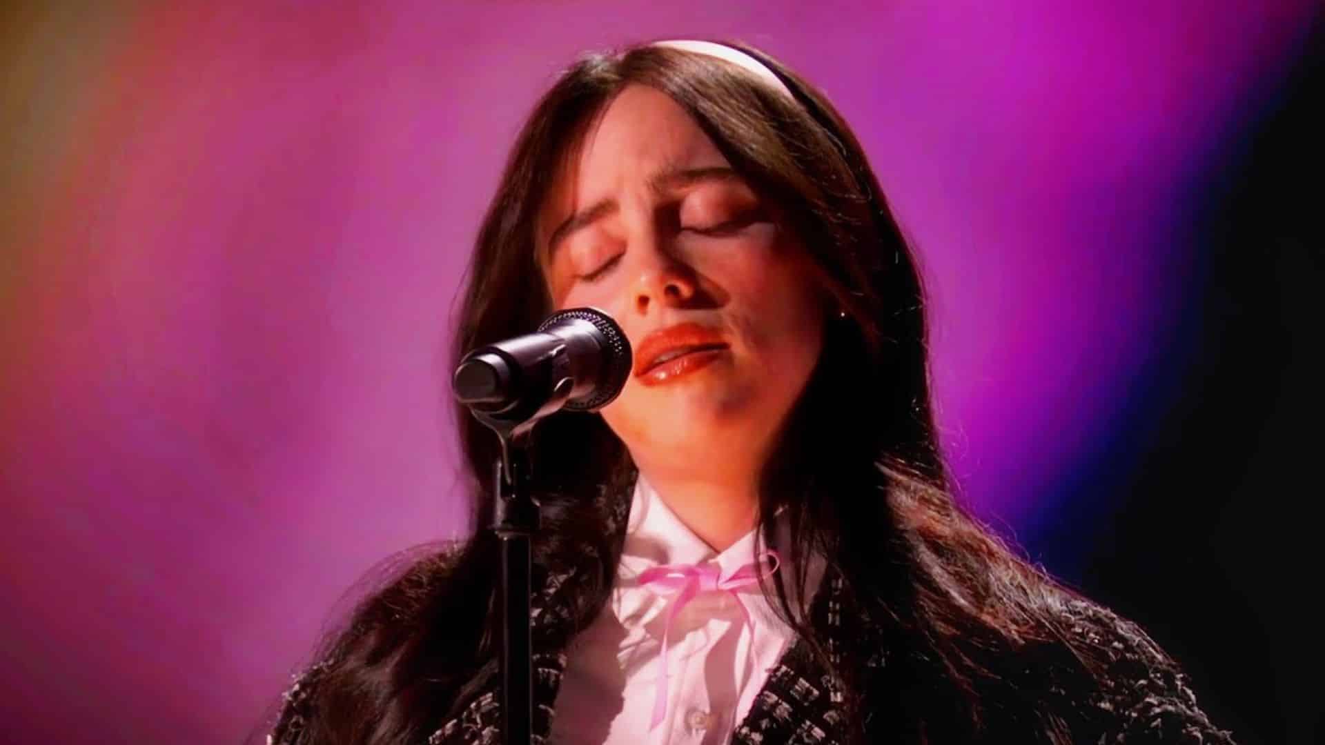 Billie Eilish : la chanteuse tombe brusquement en plein concert, ses hématomes montrés 