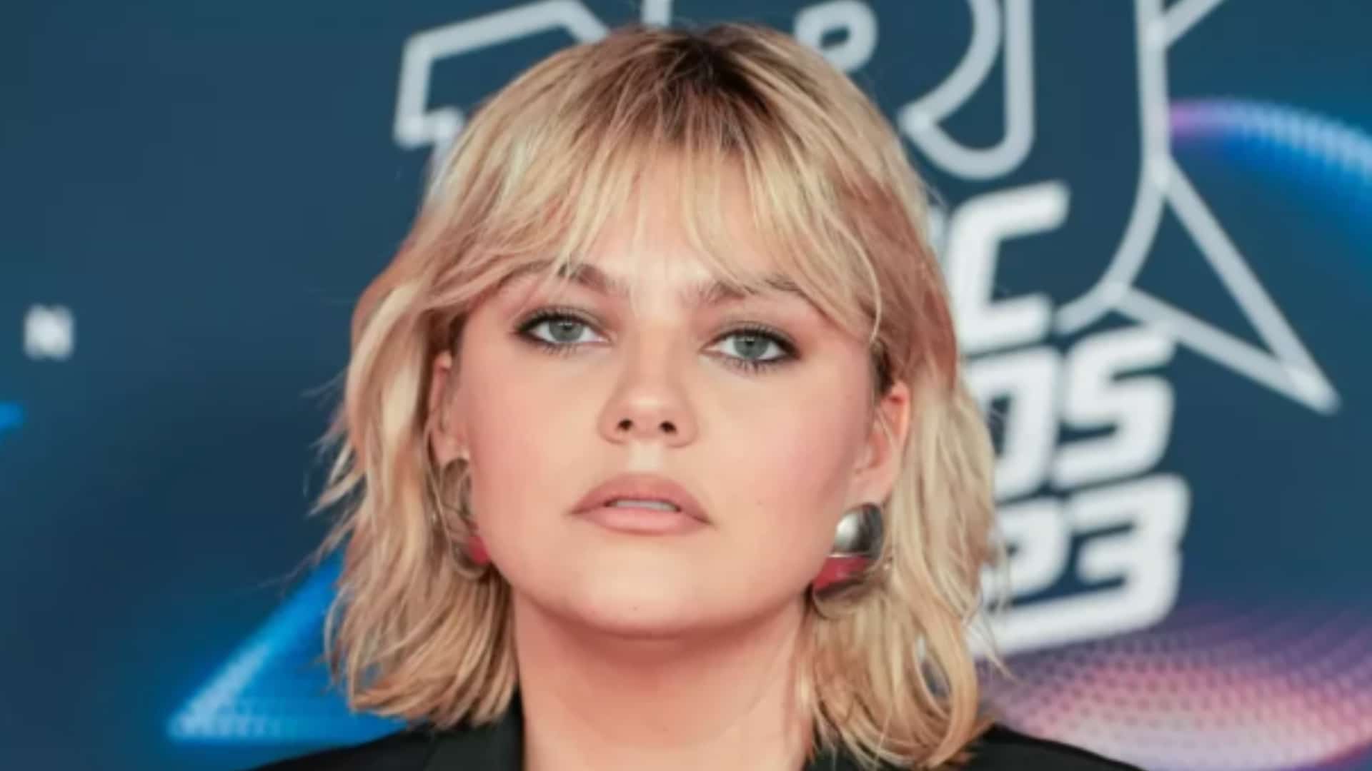 Louane : victime de grossophobie, elle revient sur cet évènement marquant de sa carrière