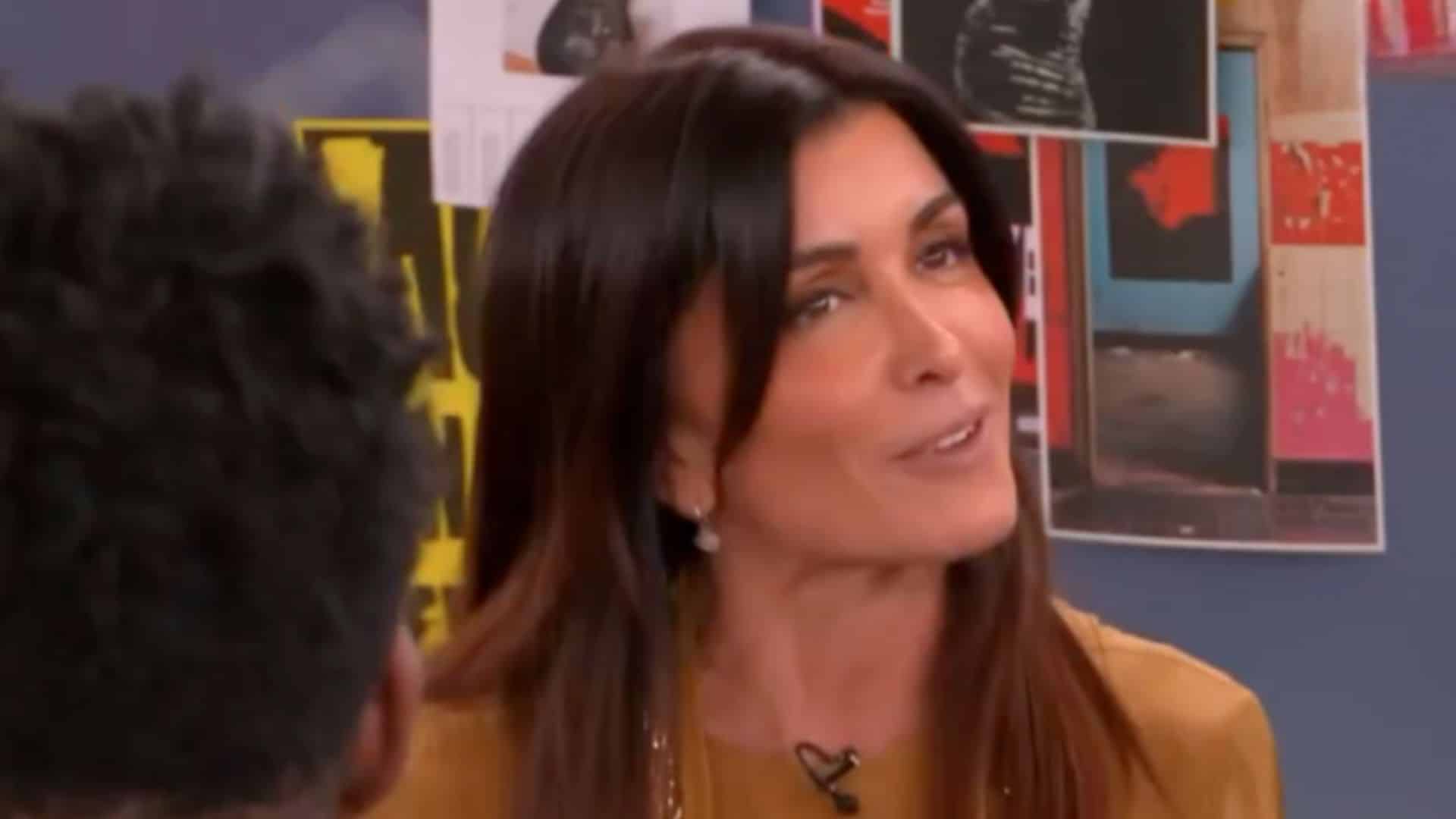 Jenifer : moment de gênance pour elle et les autres élèves chantant en plein chœur 