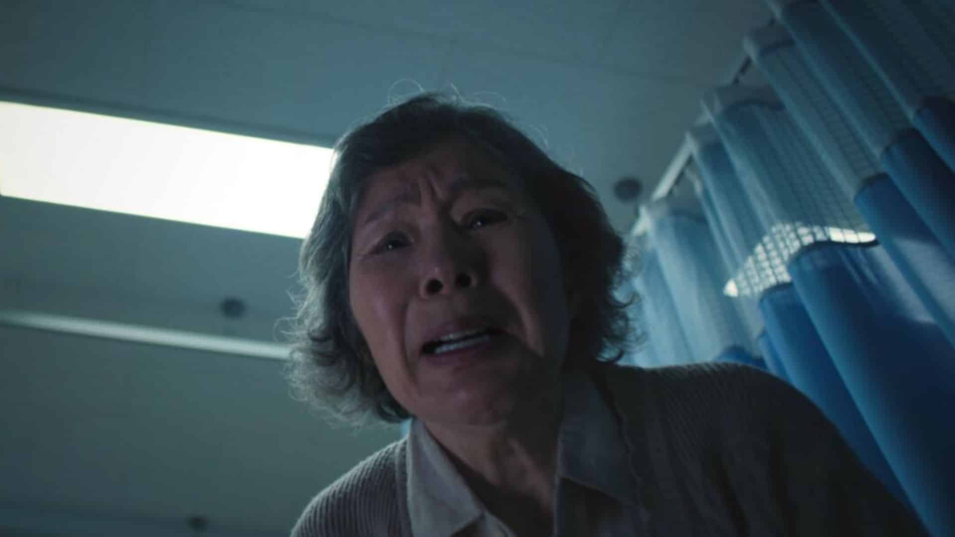 L'actrice Lee Joo-Sil, qui interprétait la mère du personnage du policier Hwang Jun-ho dans Squid Game, s'est éteinte le dimanche 2 février 2025 à l'âge de 80 ans. Alors que la seconde saison de Squid Game a encore réalisé des chiffres ahurissants et que la troisième (et dernière) est annoncée pour le 27 juin prochain sur Netflix, la série sud-coréenne est touchée par un drame. L'actrice Lee Joo-Sil, qui interprétait Park Mal-soon, la mère du policier Hwang Jun-ho (incarné par Wi Ha-joon) et du "Front Man" Hwang In Ho (Lee Byung-hun), est en effet décédée le dimanche 2 février 2025 à l'âge de 80 ans dans sa maison d'Uijeongbu, des suites d'un cancer de l'estomac diagnostiqué en novembre dernier. Ce sont confrères sud-coréens du Chosun Ilbo qui ont publié la mauvaise nouvelle. Squid Game : Mort à 80 ans de l'actrice Lee Joo-Sil, qui jouait la mère de deux personnages principaux de la série de Netflix Lee Joo-Sil avait survécu à un premier cancer du sein, il y a près de 30 ans. À l'époque, il lui avait été dit qu'il ne lui restait plus qu'un an à vivre. Mais après une bataille de 13 ans, elle avait vaincu la maladie. Malheureusement la résurgence de la maladie lui a été fatale. Les autorités de l'hôpital Severance, à Séoul, où son corps a été transporté, ont indiqué que les fans pourront y saluer sa mémoire à partir du mardi 4 février, la veille de son enterrement. Vous aussi, diffusez votre publicité ici ! Lee Joo-Sil : Retour sur l'immense carrière de l'actrice de Squid Game Avec la disparition de Lee Joo-Sil, la Corée du Sud perd une de ses grandes actrices. C'est au milieu des années 60 qu'elle fait ses premiers pas sur les planches, le véritable lieu de prédilection de la comédienne née le 8 mars 1944 dans une Corée alors intégrée à l'empire japonais. Celle qui s'était également faite une spécialité du doublage est apparue notamment dans les films Notebook from My Mother, Le grand chef ou Country Diaries et, à la télévision, outre Squid Game, dans la série Une mauvaise mère ? (disponible également sur Netflix). Si elle est naturellement moins connue en Europe, les cinéphiles avaient néanmoins pu la voir dans l'excellent et terrifiant film d'horreur Dernier train pour Busan, sorti en salles en 2016.