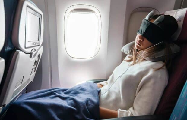 TikTok : une astuce consistant à mieux dormir dans l’avion inquiète les compagnies aériennes