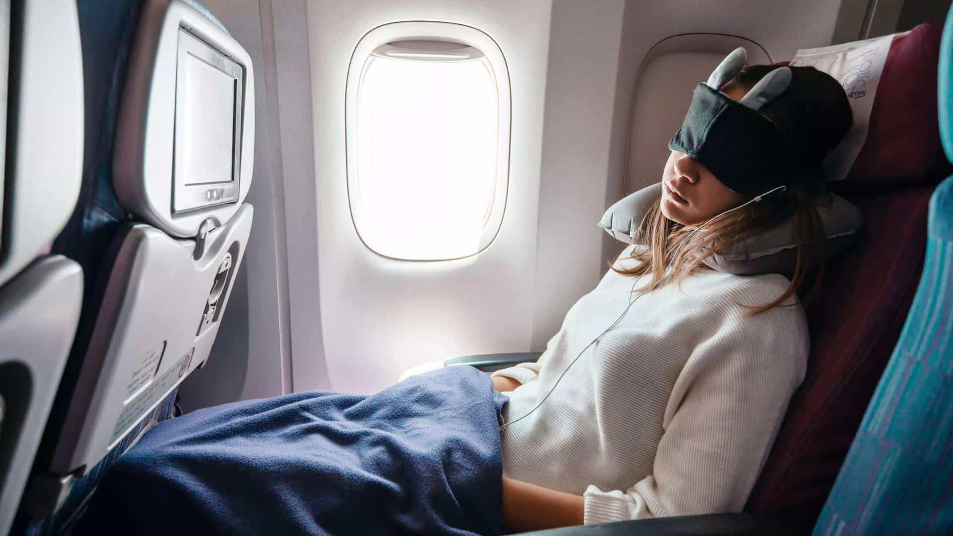 TikTok : une astuce consistant à mieux dormir dans l’avion inquiète les compagnies aériennes