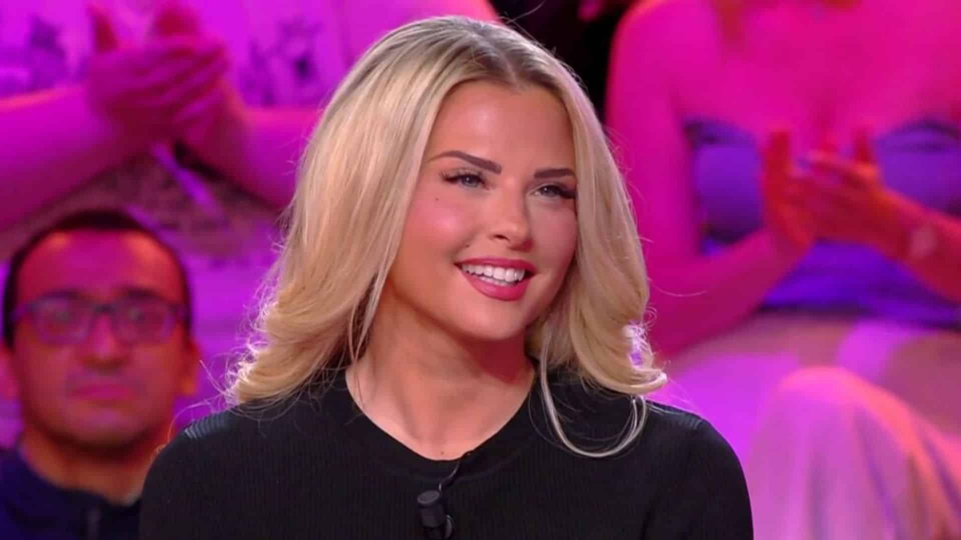 Kelly Vedovelli : elle retrouve une ancienne collègue de TPMP en vacances