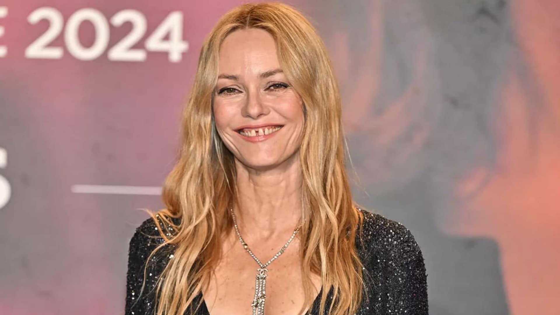 Vanessa Paradis : à 52 ans elle donne son secret pour un ventre tout plat