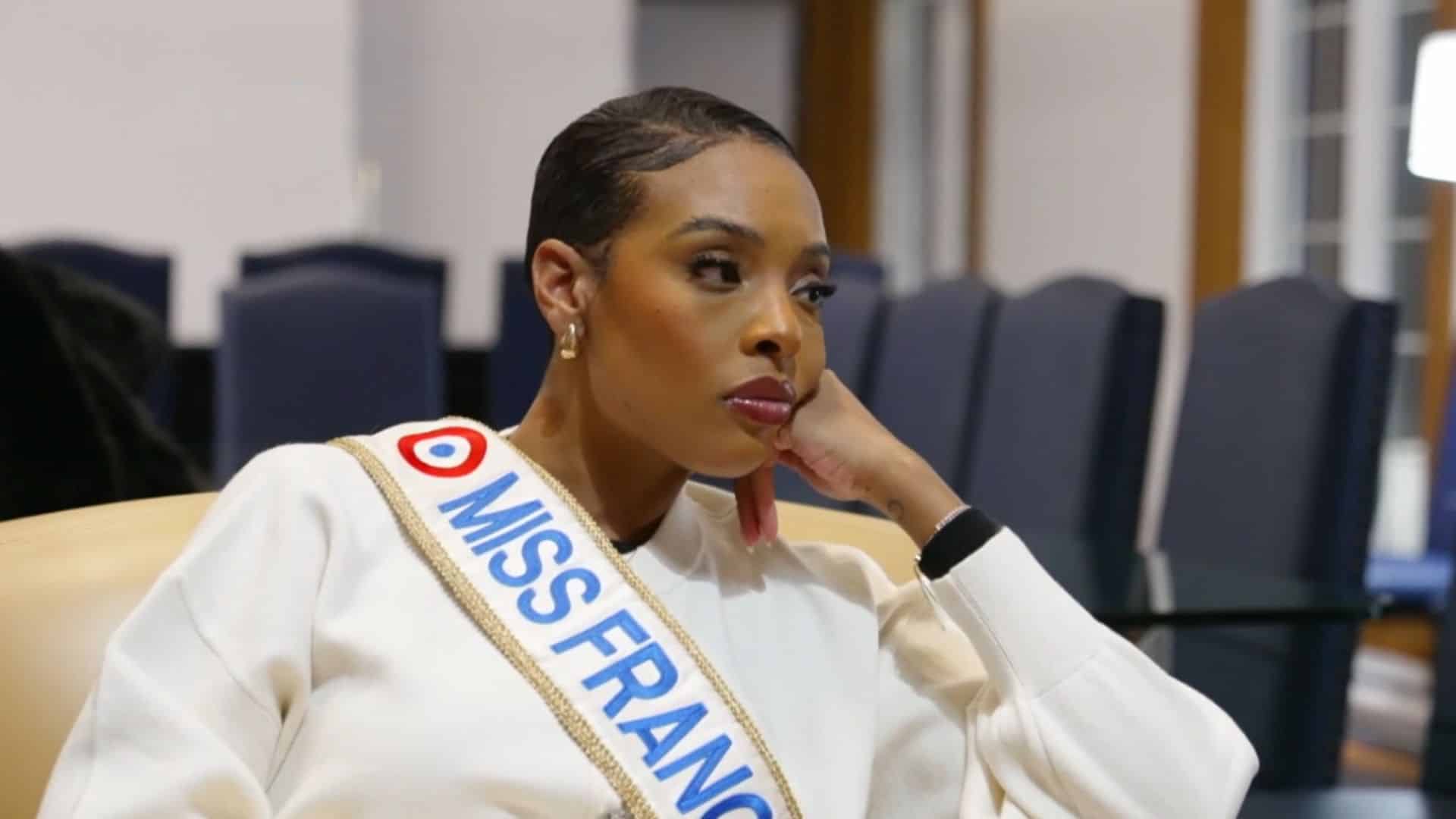 Miss France 2025 : harcelée, Angélique Angarni-Filopon s’effondre pendant le voyage d’intégration